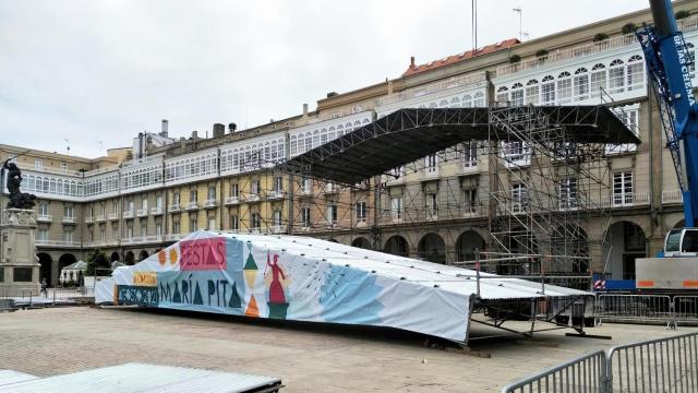 Montaje del escenario de las Fiestas de María Pita.