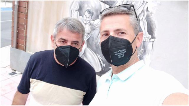 Guillermo Moreda posa junto al hombre al que salvó.