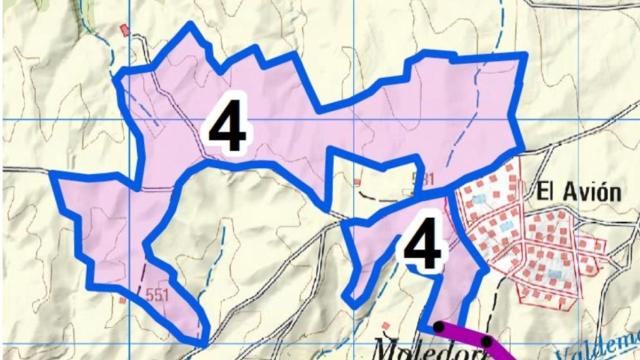 Vecinos de la urbanización El Avión rodeados por la PSFV Helena Solar 4. En línea morada, vía de evacuación (torres eléctricas). Fuente: Cartografía realizada por Salvemos los Campos.