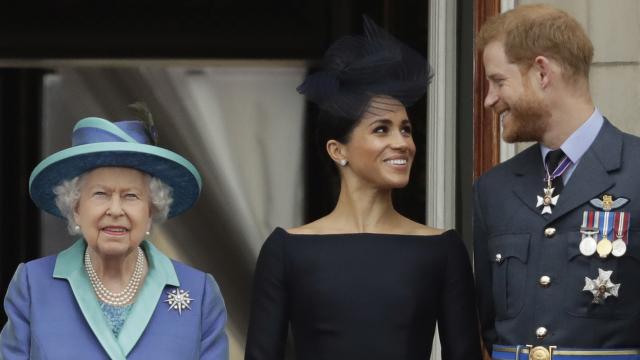 Los duques de Sussex y la reina Isable, en 2018.