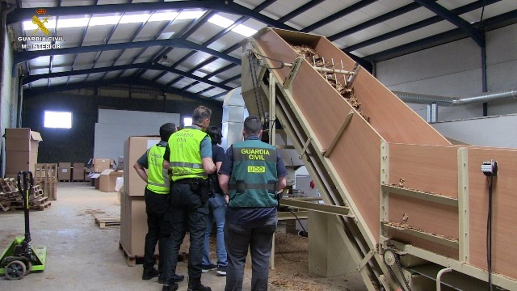 Desarticulada una organización internacional de tabaco
