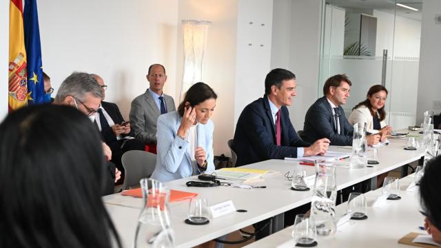La ministra de Industria, Reyes Maroto; el presidente del Gobierno, Pedro Sánchez y el director de la Oficina Económica de Moncloa, Manuel de la Rocha durante el encuentro con los inversores en Estados Unidos.