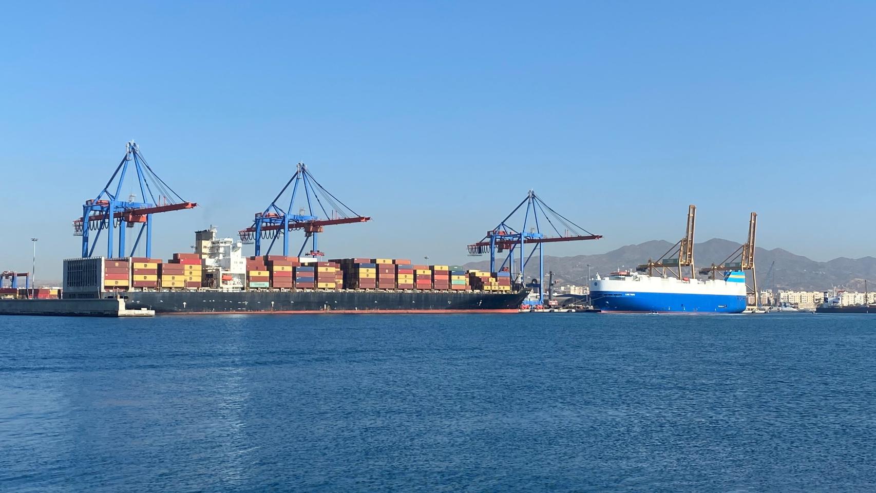 Uno de los buques portacontenedores atracados en el puerto de Málaga.