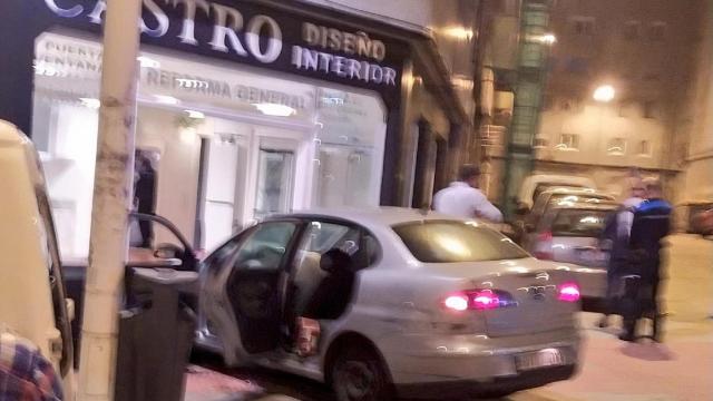 Un coche impacta contra una tienda de O Ventorrillo, en A Coruña