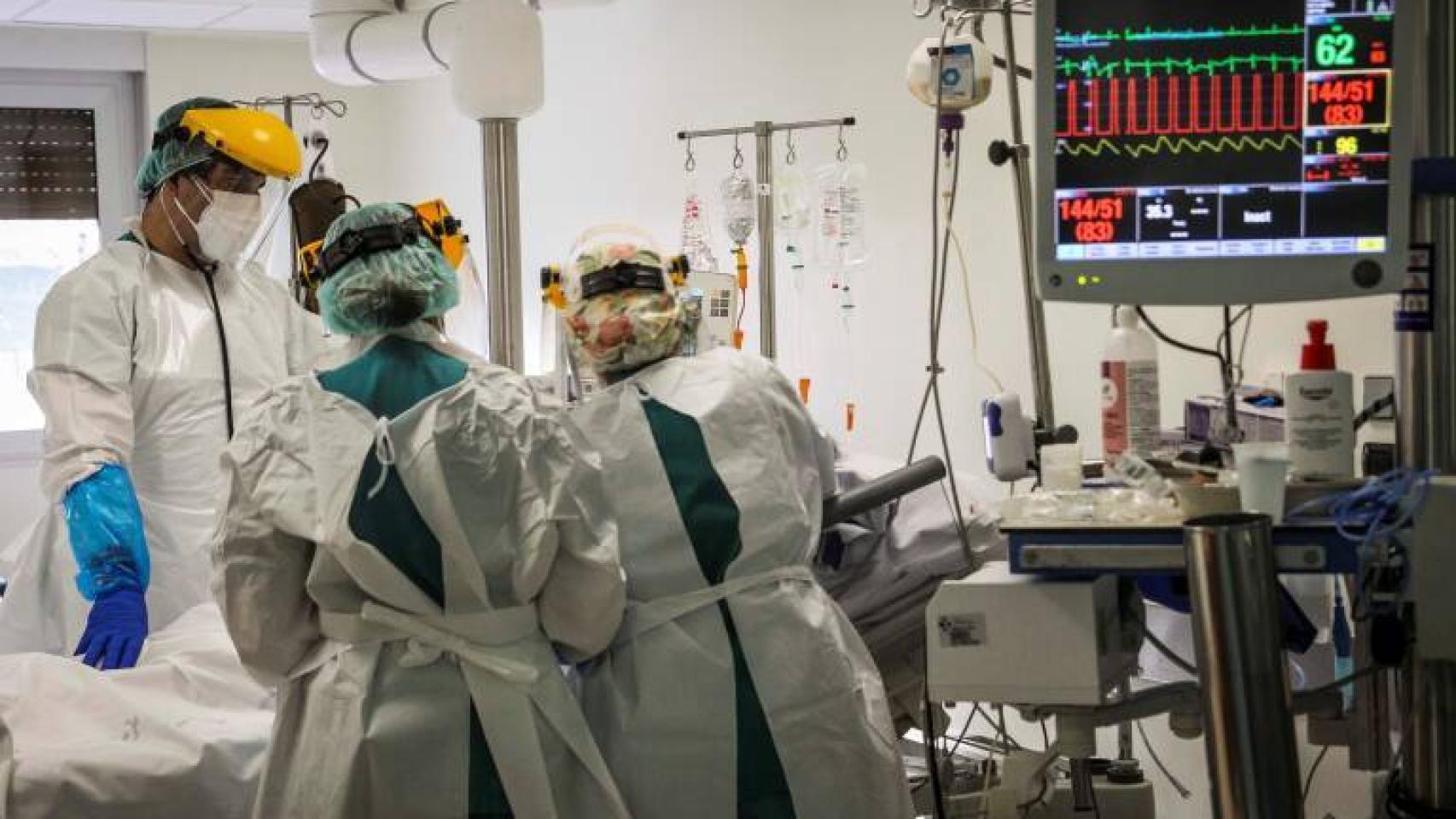 Sanitarios atienden a un paciente Covid