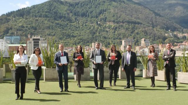 El equipo de Sacyr en Colombia con la certificación.