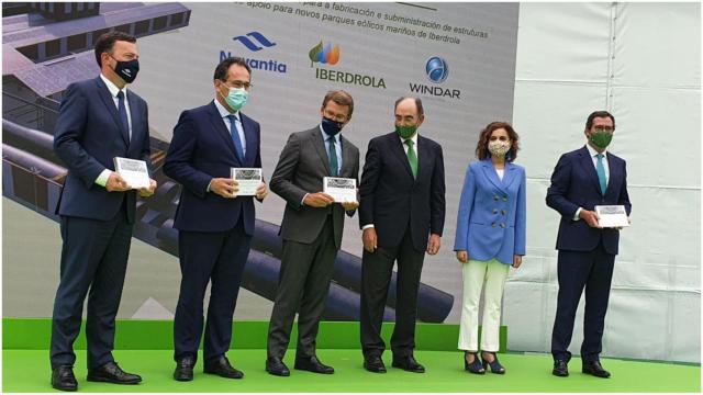 Autoridades en la firma del acuerdo.