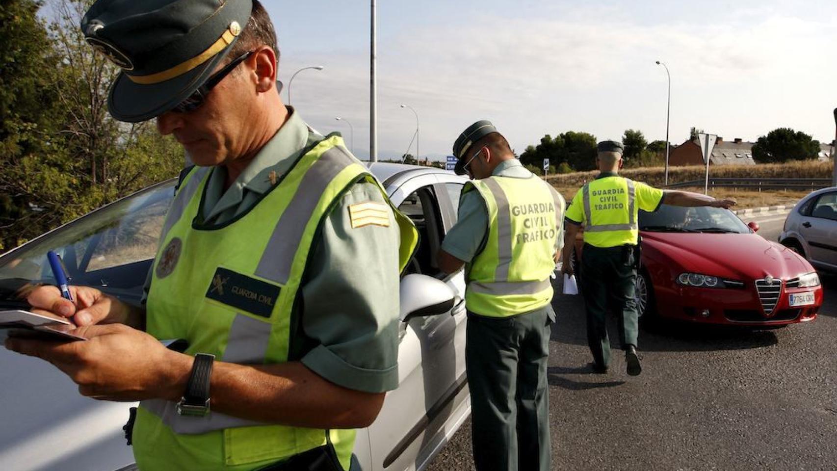 Baliza V-16: Esta es la luz de emergencia obligatoria que tienes que comprar según la DGT