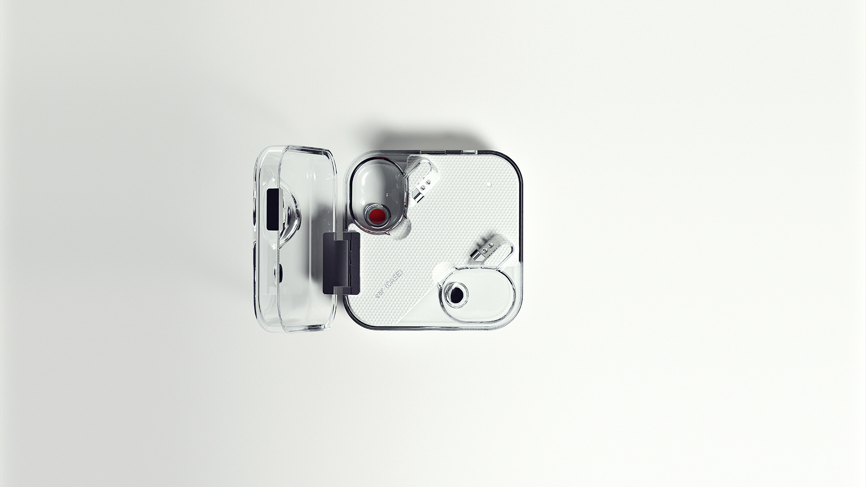 Ear (1) de Nothing en su carcasa