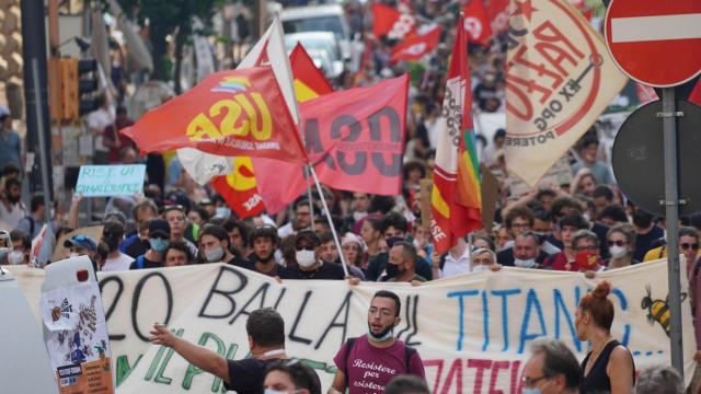 Manifestantes contra el foro internacional del G20 en las calles de Napolés.