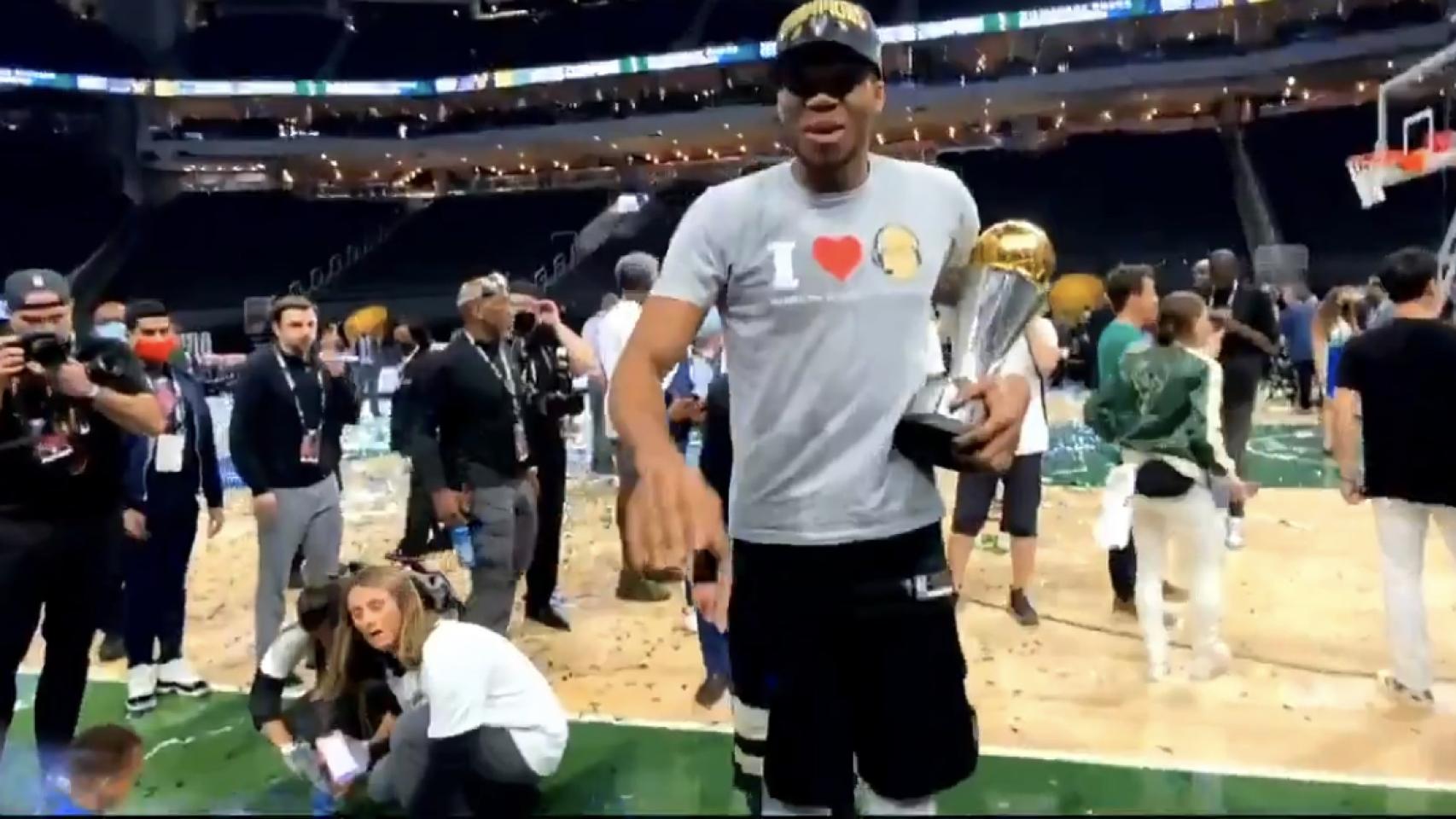 Giannis Antetokoumpo tras ganar el título de la NBA
