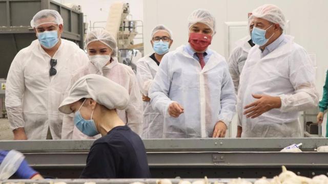 Visita de Francisco Martínez Arroyo, consejero de Agricultura, a la cooperativa de ajos