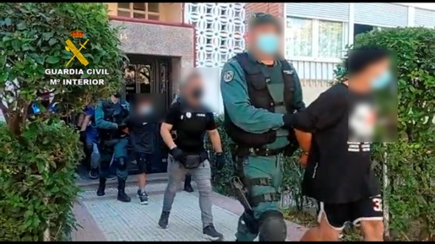 Momento de la detención de los miembros de un 'Coro' de la banda latina Dominican Don’t Play.