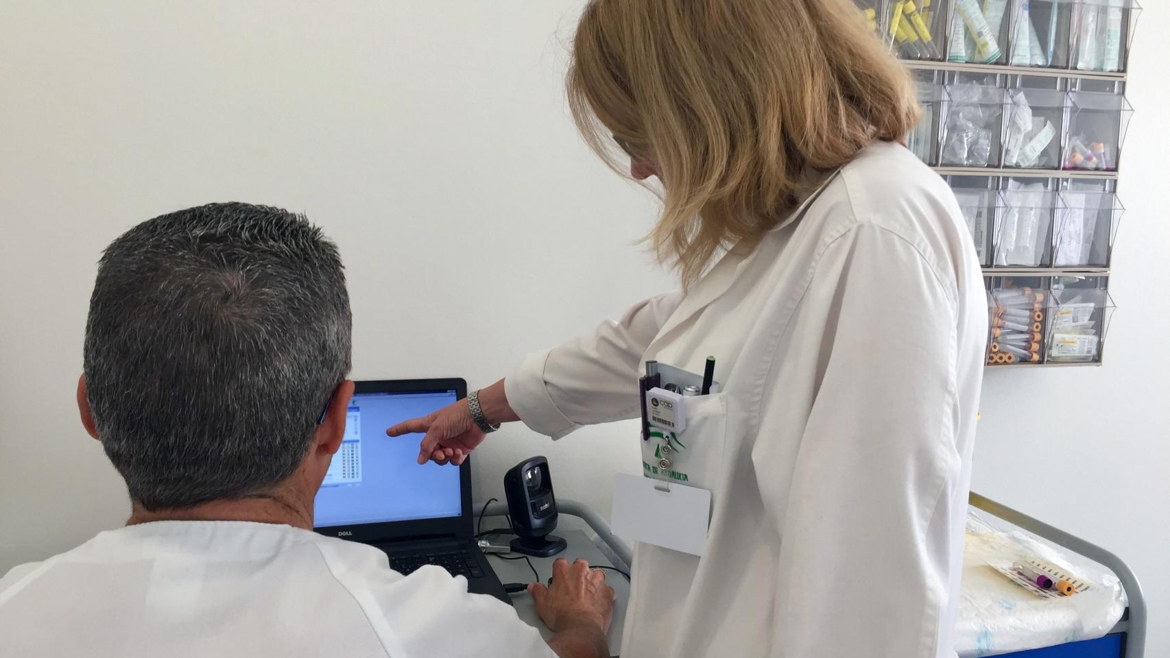 Dos médicos consultando unos datos en el ordenador