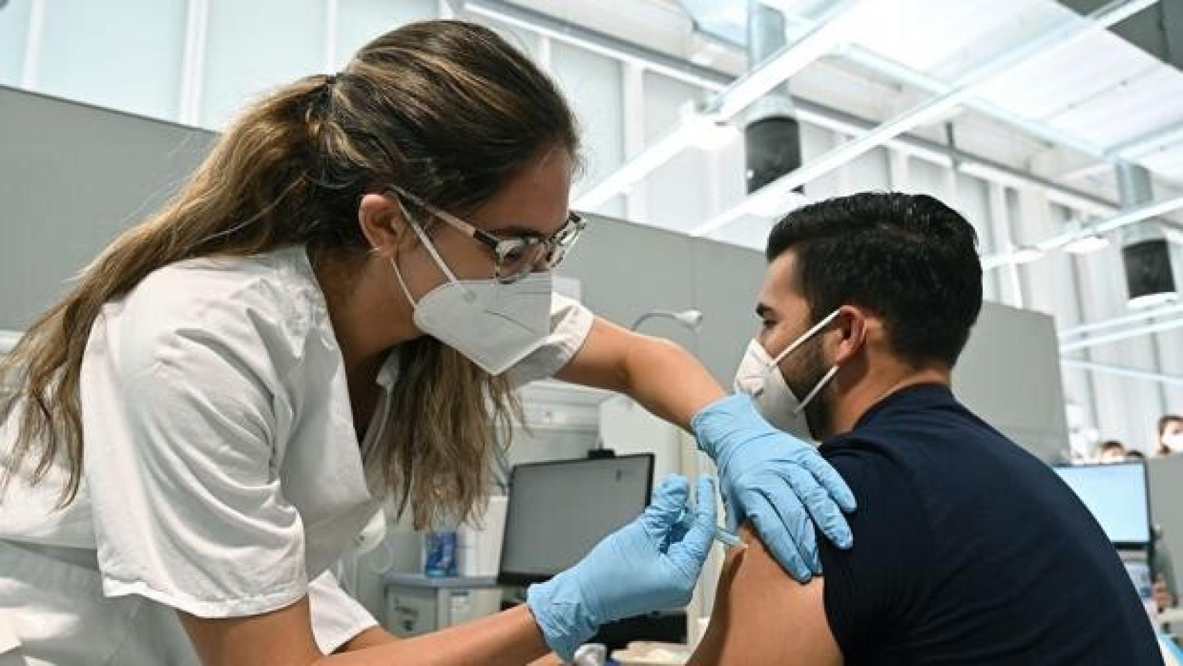 Un joven recibe una dosis de la vacuna.