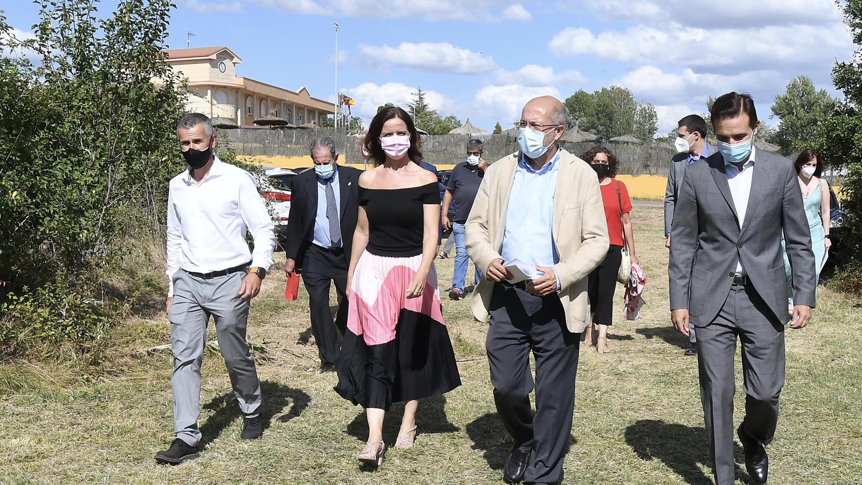 Peio García ICAL . El vicepresidente Francisco Igea participa en el corro de alcaldes en Valdefresno (León) (1)