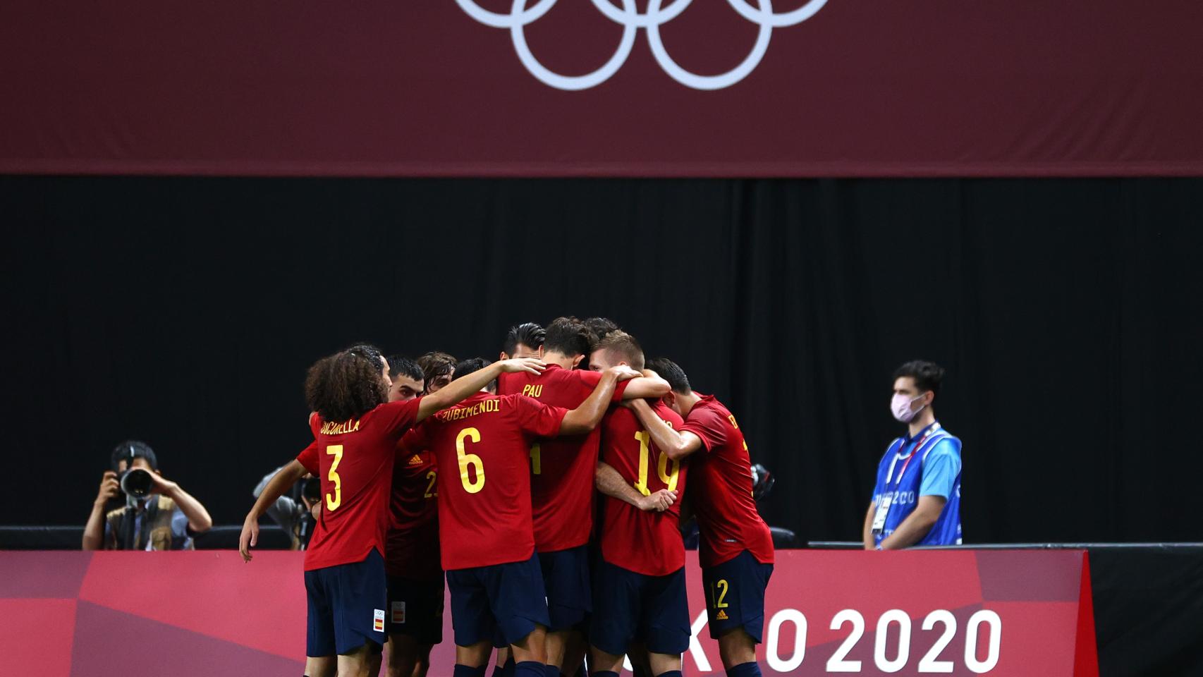 Los jugadores de la selección española de fútbol olímpica celebran un gol