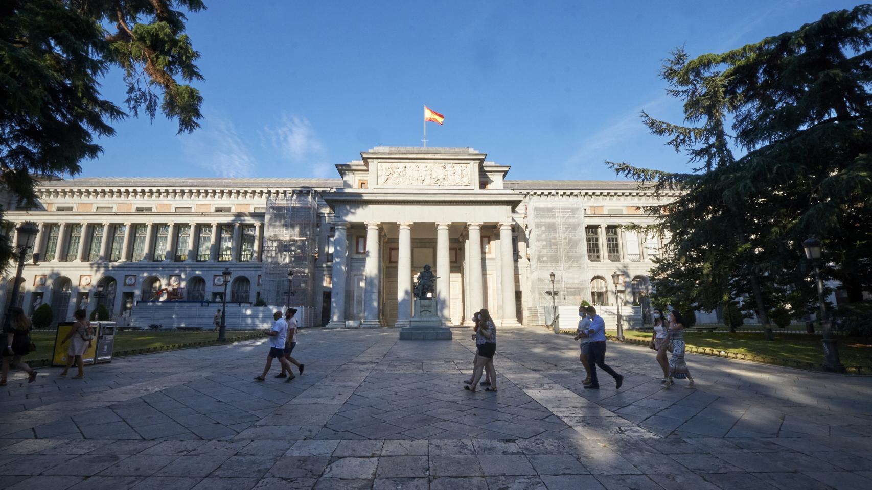 Fachada oeste o de Velázquez del Museo del Prado vista desde el Paseo del Prado.