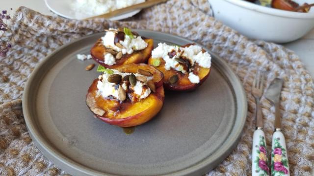 Nectarina asada, queso mató y melaza, un postre fácil con fruta
