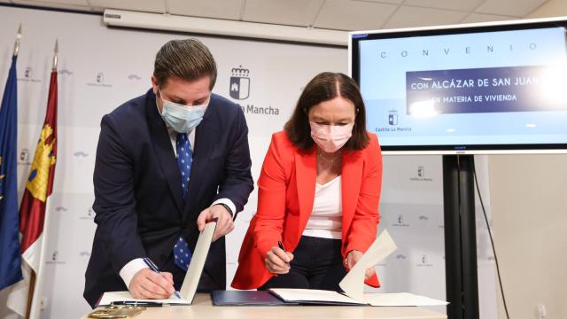 Nacho Hernando, consejero de Fomento de Castilla-La Mancha, y Rosa Melchor, alcaldesa de Alcázar de San Juan (Ciudad Real). Foto: Óscar Huertas