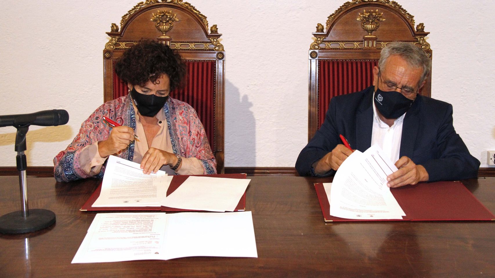 Una imagen de la firma del acuerdo entre ambas universidades.