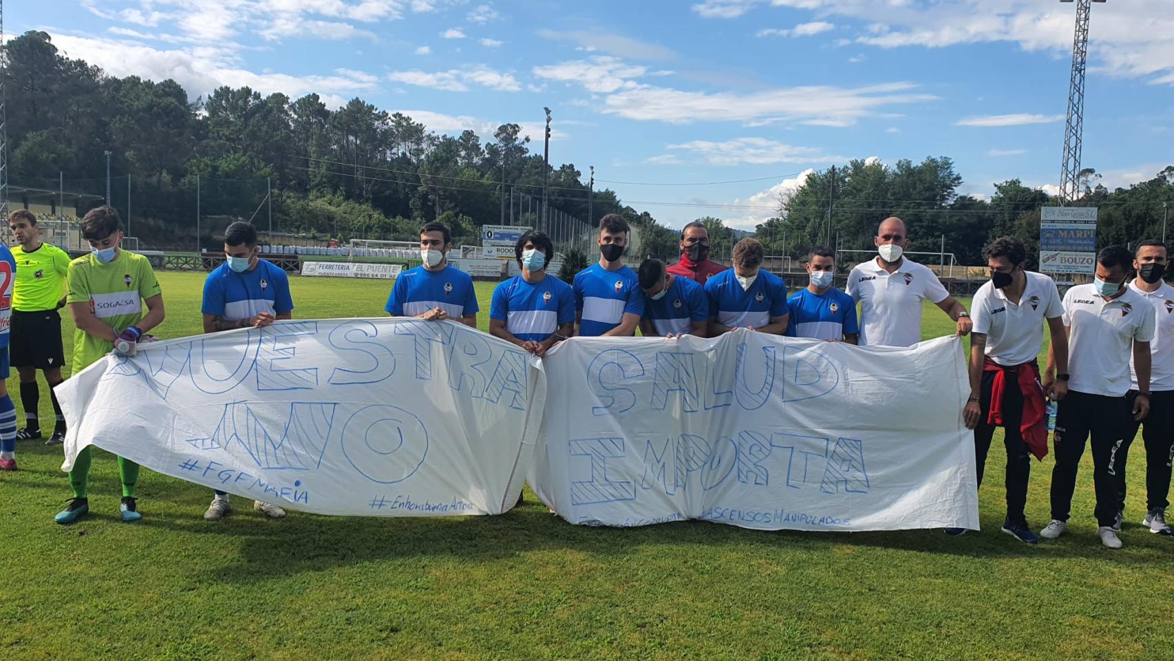Pancarta que sacaron los jugadores al campo antes de empezar el partido.