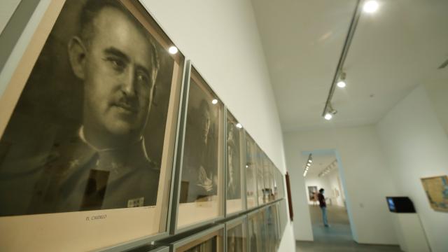 Detalle de la obra 'Forjadores del Imperio' (1939), una serie de huecograbados sobre papel del fotógrafo español Jalón Ángel.