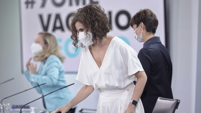 La vicepresidenta primera del Gobierno y ministra de Asuntos Económicos y Transformación Digital, Nadia Calviño; la ministra de Política Territorial y portavoz del Gobierno, Isabel Rodríguez; y la ministra de Hacienda y Función Pública, María Jesús Montero.