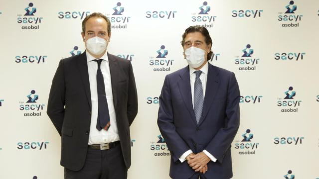 Manuel Manrique (derecha), presidente de Sacyr, y Servando Revuelta, presidente de Asobal,