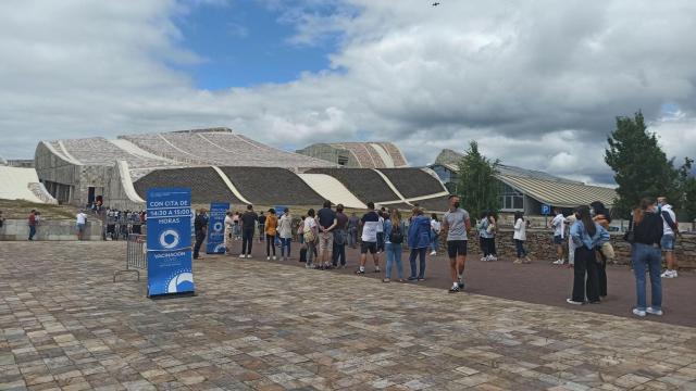 Organización de las colas para recibir la vacuna contra la Covid-19 en el Gaiás, en Santiago de Compostela.