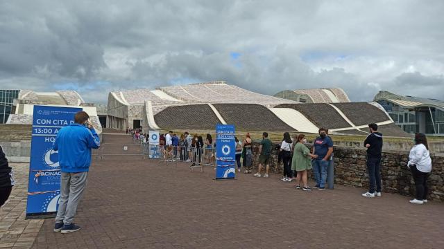 Colas para acceder a la vacunación en el Gaiás. Imagen de archivo