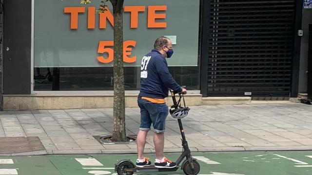 Patinete eléctrico por el carril bici de Vigo.