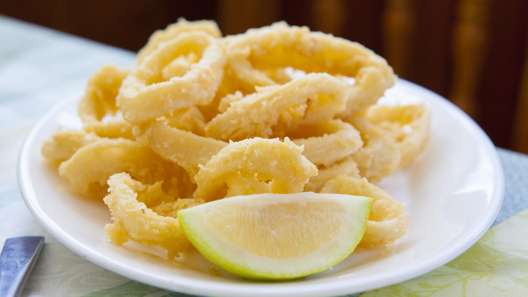 Un plato de anillas de calamar a la romana.