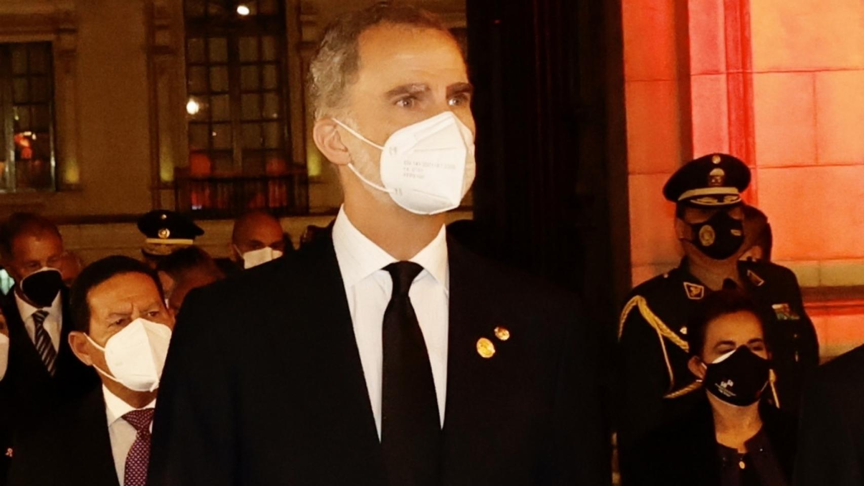 Felipe VI durante su visita a Perú luciendo una corbata negra en señal de luto.