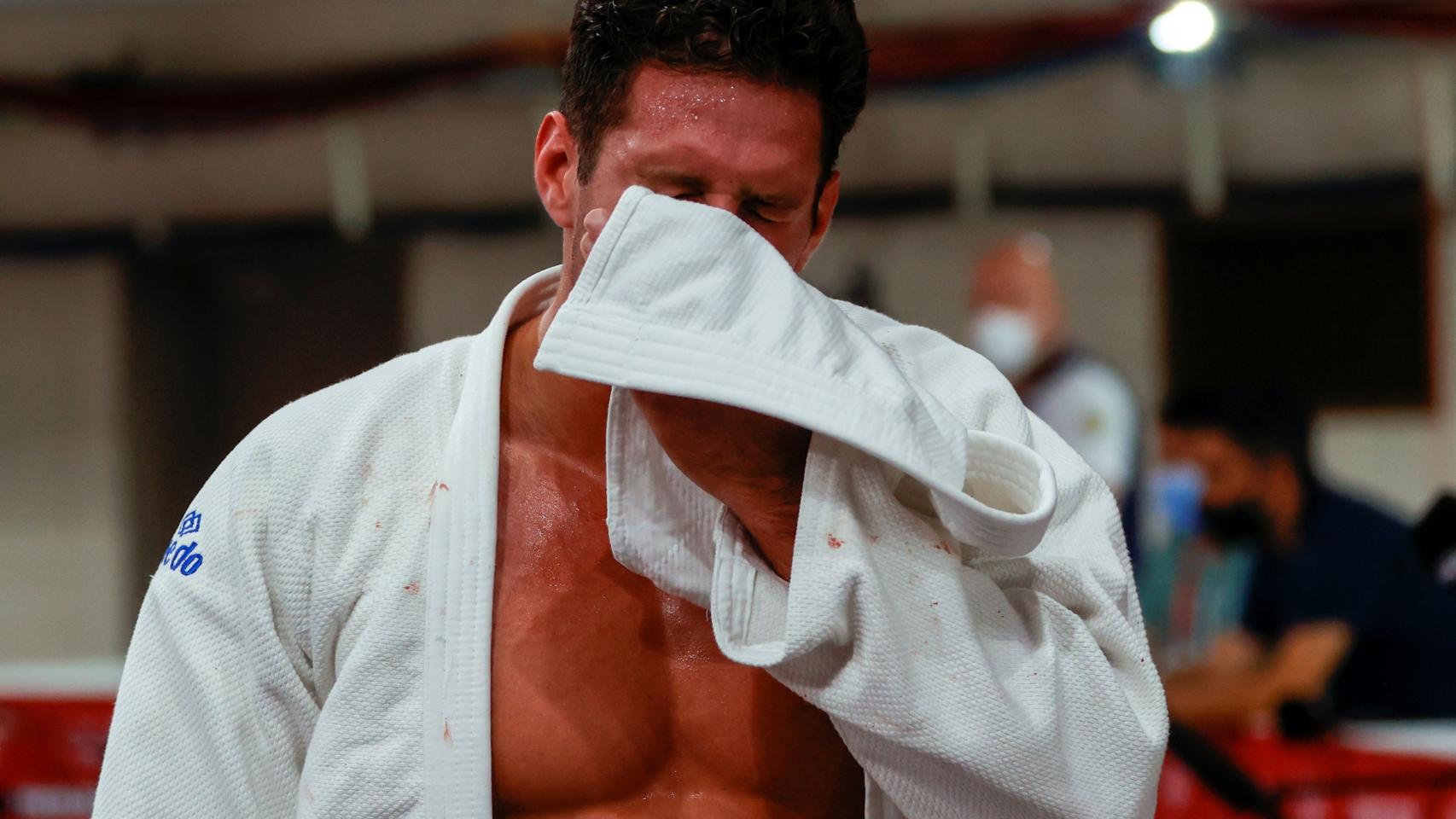 Niko Shera llora tras perder ante Davlat Bobonov en la repesca de los -90kg masculinos de judo llora tras perder ante Davlat Bobonov en la repesca de los -90kg masculinos de judo