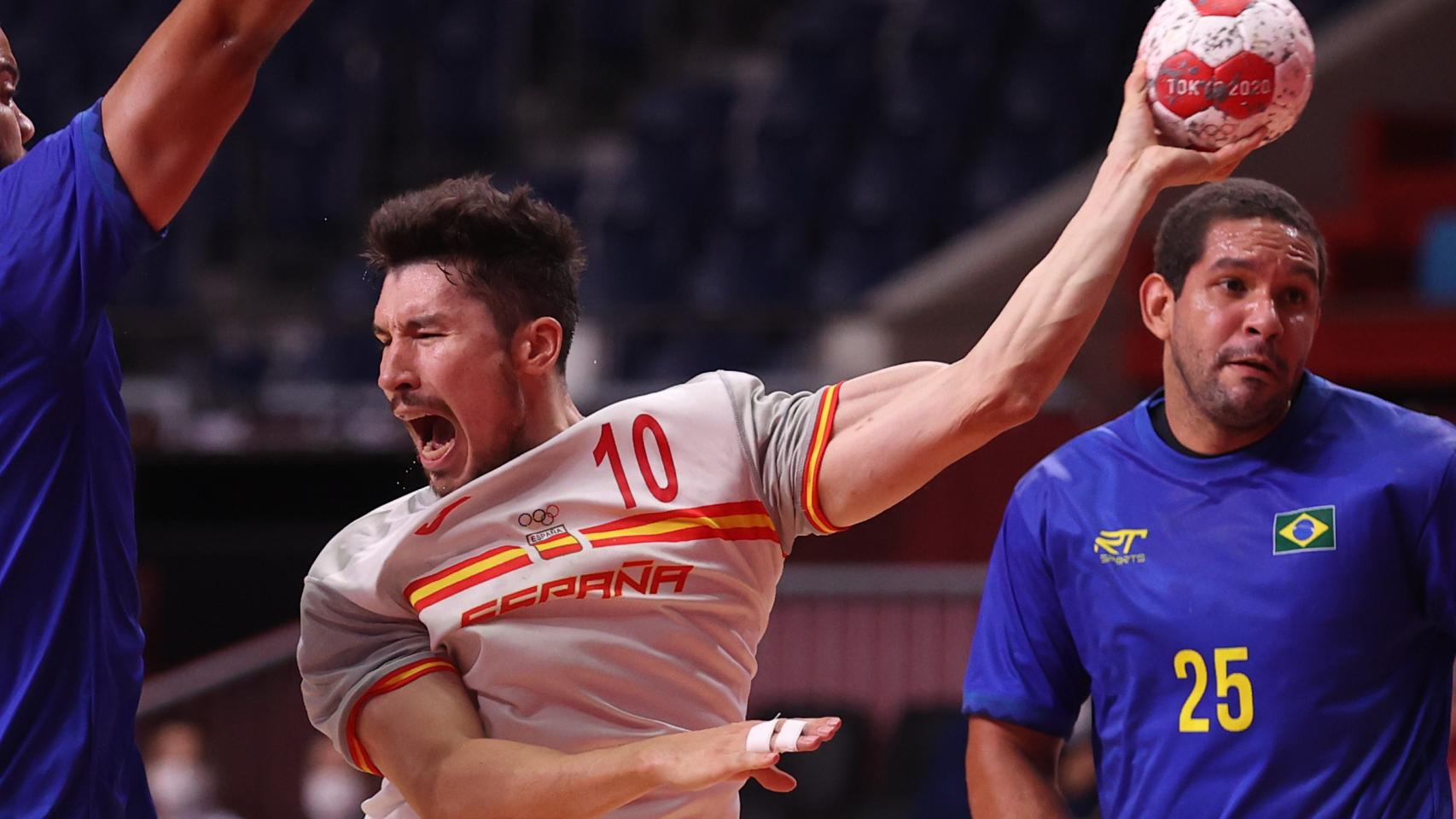 Alex Dujshebaev lanzando en el Brasil - España de balonmano
