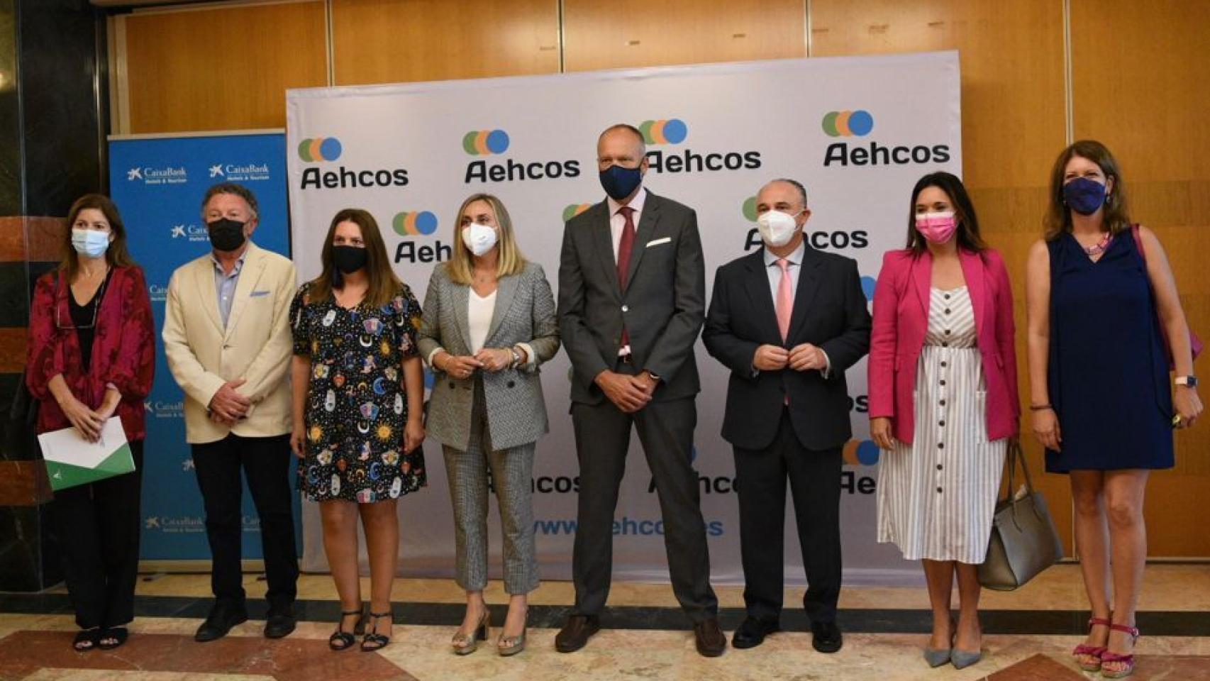 Representantes de Aehcos y de la Junta de Andalucía, en el acto de presentación del decreto de modernización de hoteles.