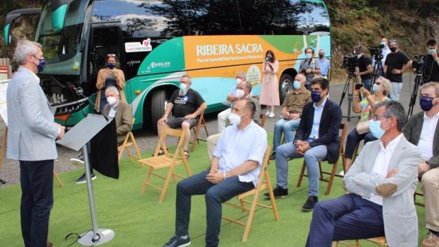 La Ribeira Sacra estrena un bus lanzadera al Monasterio de Santa Cristina de Ribas de Sil