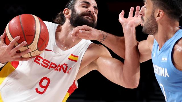 Ricky Rubio recibe un golpe de Facundo Campazzo en el España - Argentina