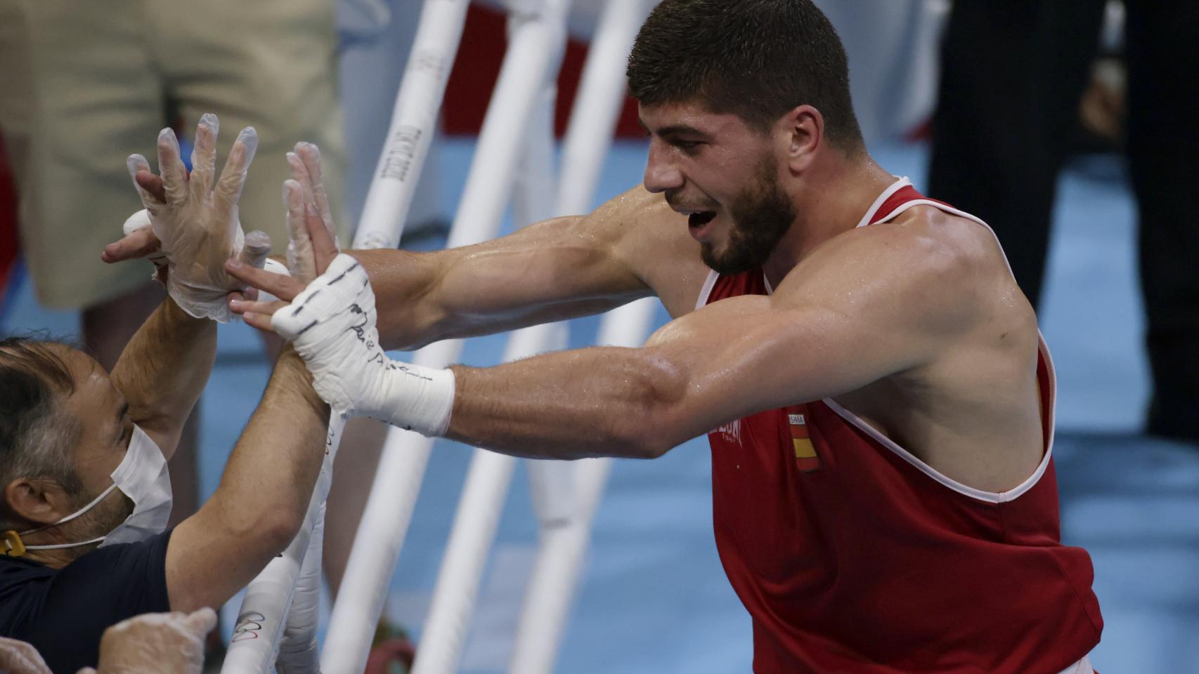 Gazi Jalidov celebra en Tokio con Rafa Lozano