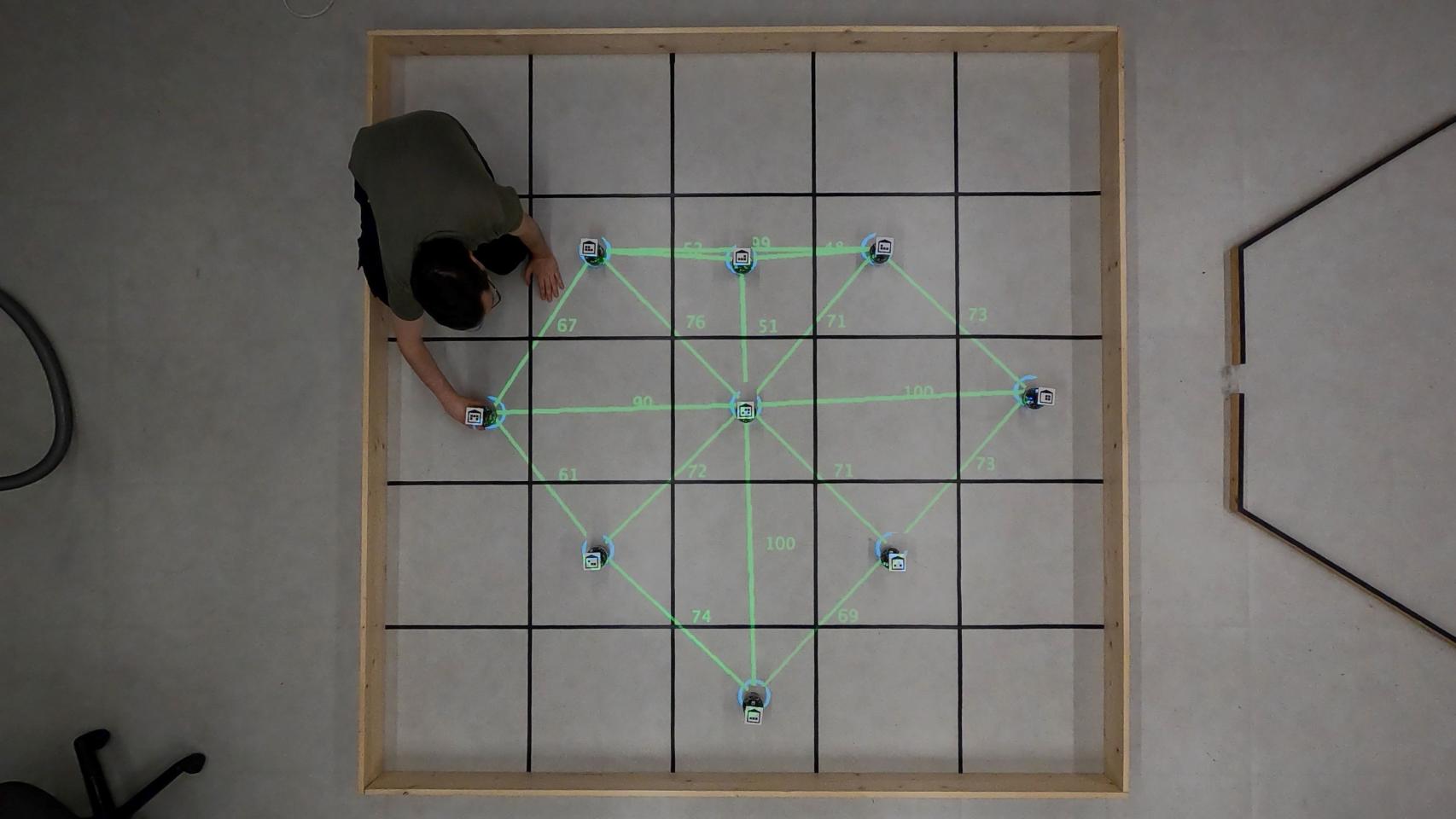 Eduardo Castelló, preparando el experimento con un enjambre robótico.