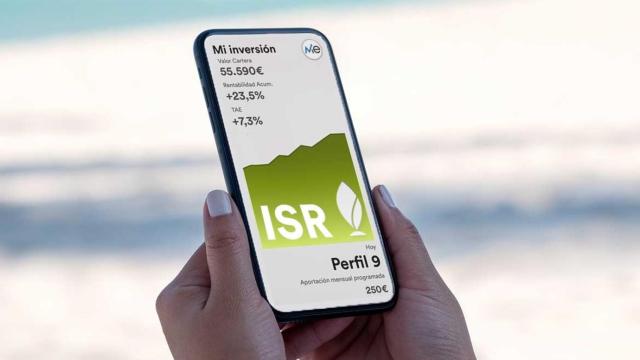 Una usuaria  maneja la aplicación móvil de InbestMe.