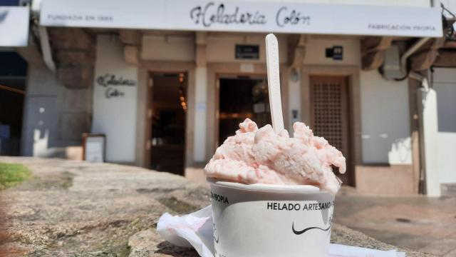 Helado de stracciatella rosa, de la heladería Colón.