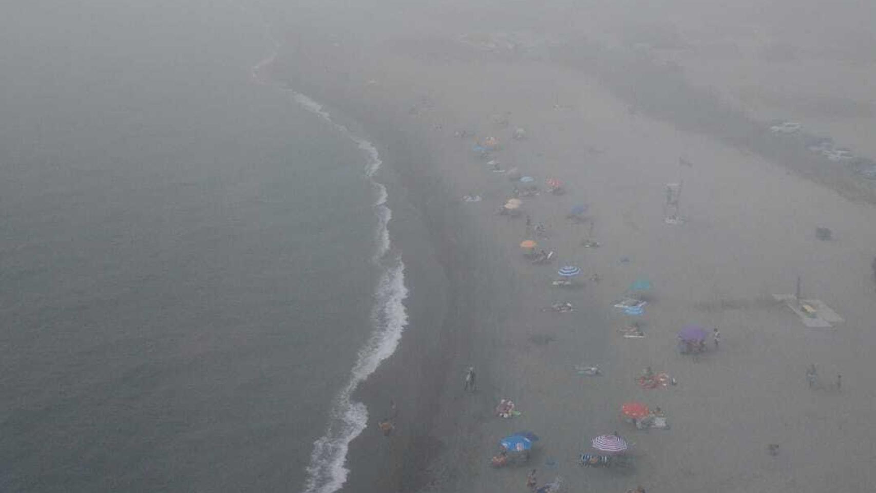 Vista de una playa de Málaga con el taró.