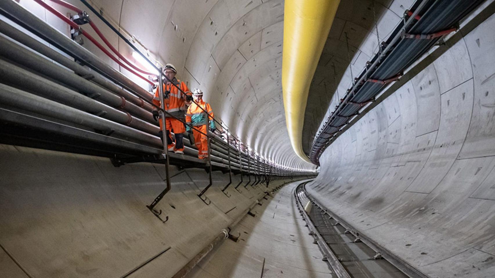 Operarios realizando tareas de mantenimiento en un túnel.