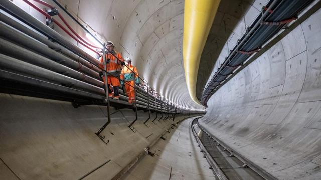 Operarios realizando tareas de mantenimiento en un túnel.
