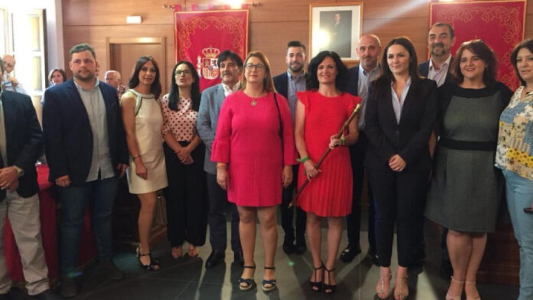La alcaldesa de Corral de Almaguer, con el bastón de mando, con el resto de la Corporación en una imagen de archivo