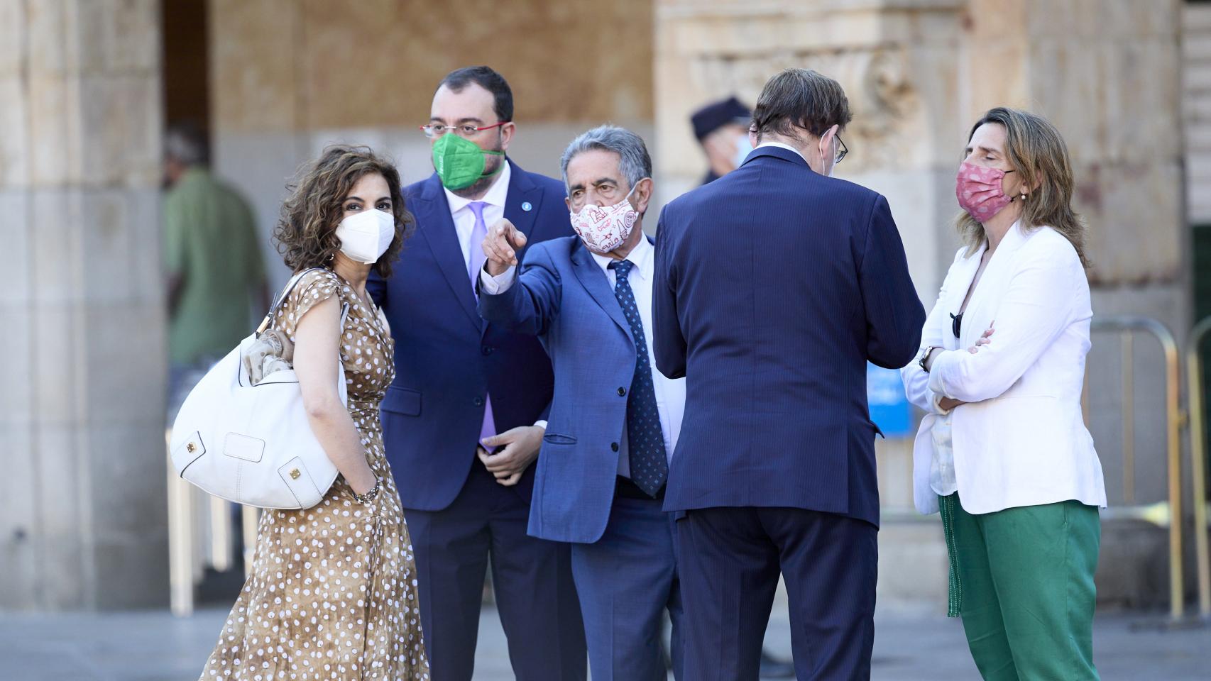 La XXIV Conferencia de Presidentes, en imágenes: vivas al Rey, insultos a Sánchez y ni rastro de Aragonès