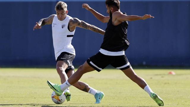 Jugadores del Málaga CF disputan un balón durante un entrenamiento