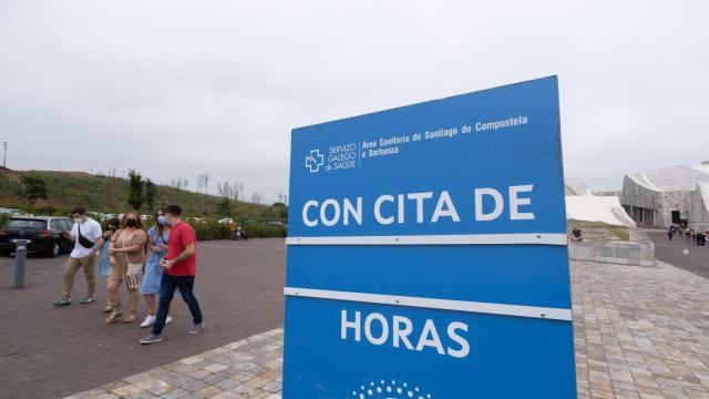 Varios jóvenes acuden a un dispositivo de vacunación contra el Covid-19 en el complejo de Cidade da Cultura.